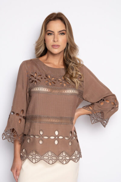 Blusa com bordado richelieu e nervuras - Adria