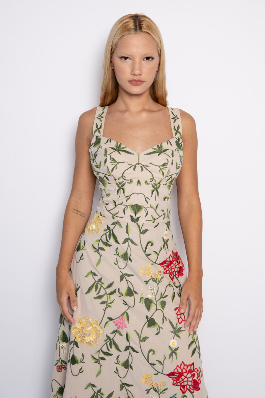 Vestido em Algodão Bordado Floral - JUDITE - Imagem 4