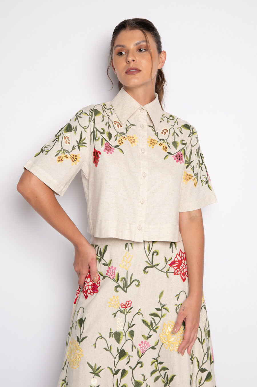 Camisa cropped com bordado floral - Franciele - Imagem 2