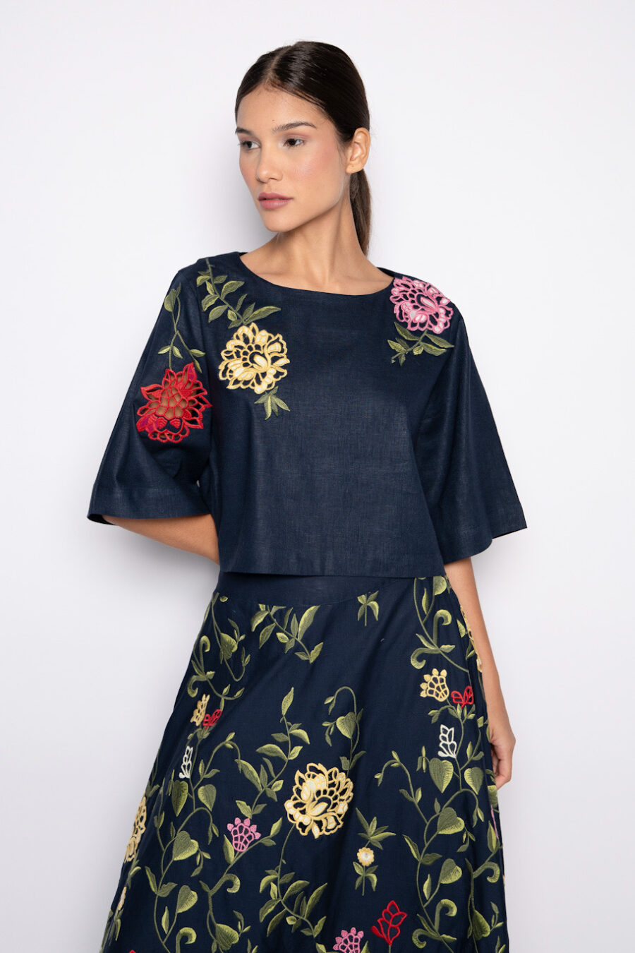 Blusa cropped azul marinho com bordado Richelieu floral - AUREA