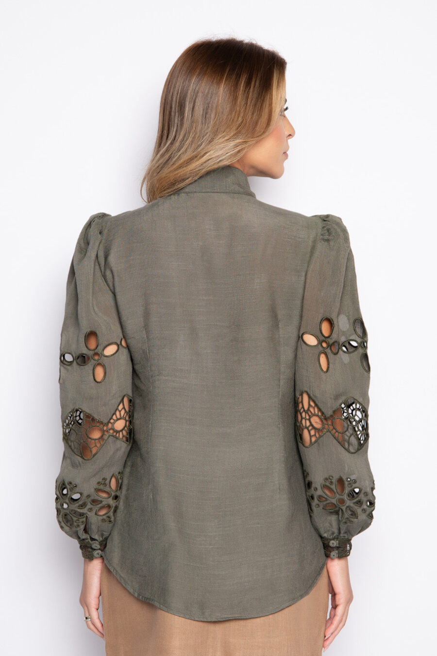 Camisa com babado e bordado richelieu verde orgânico - LÍGIA - Imagem 3