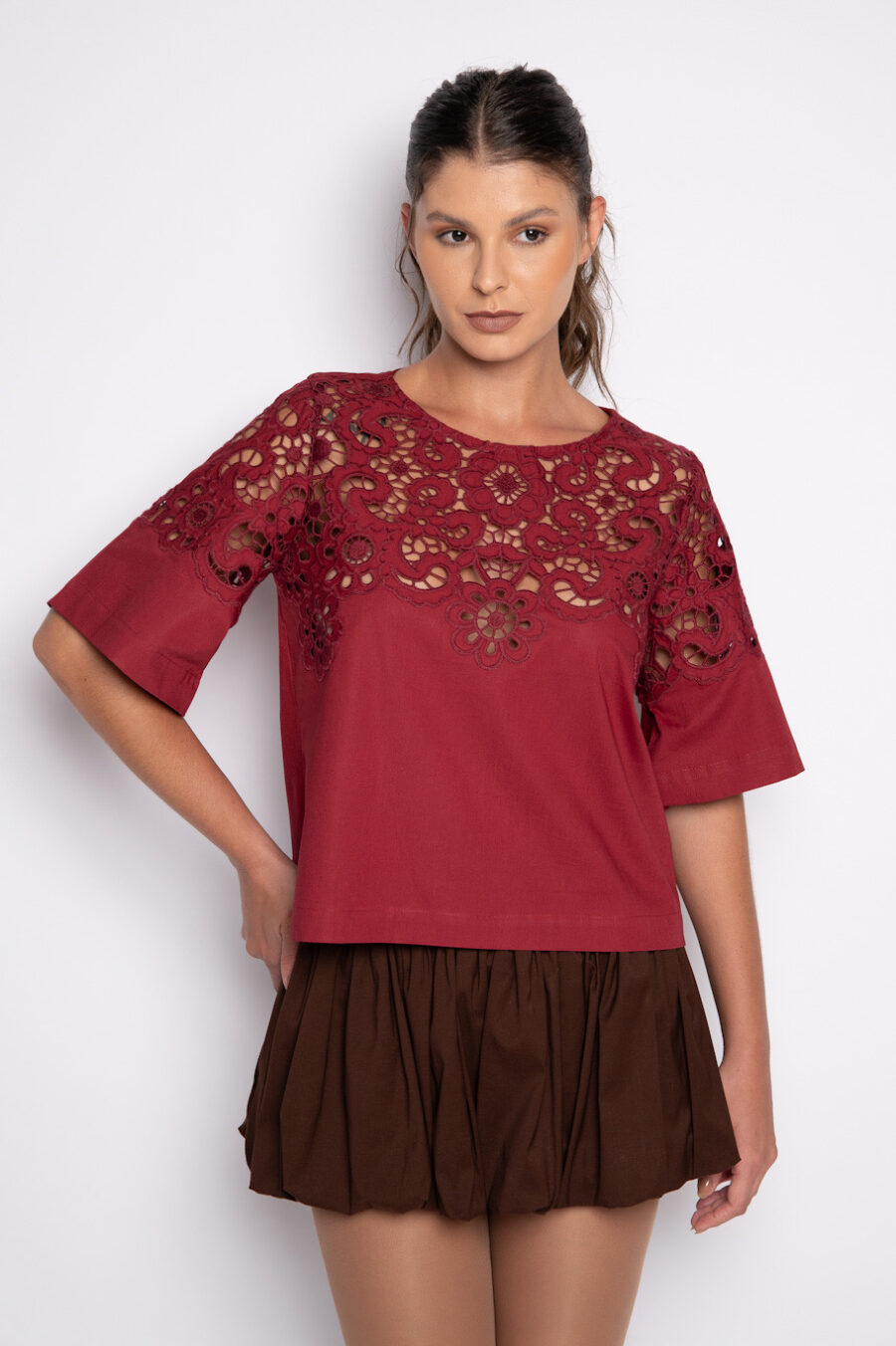 Blusa bordada manga curta em algodão cabernet - Amália - Imagem 2