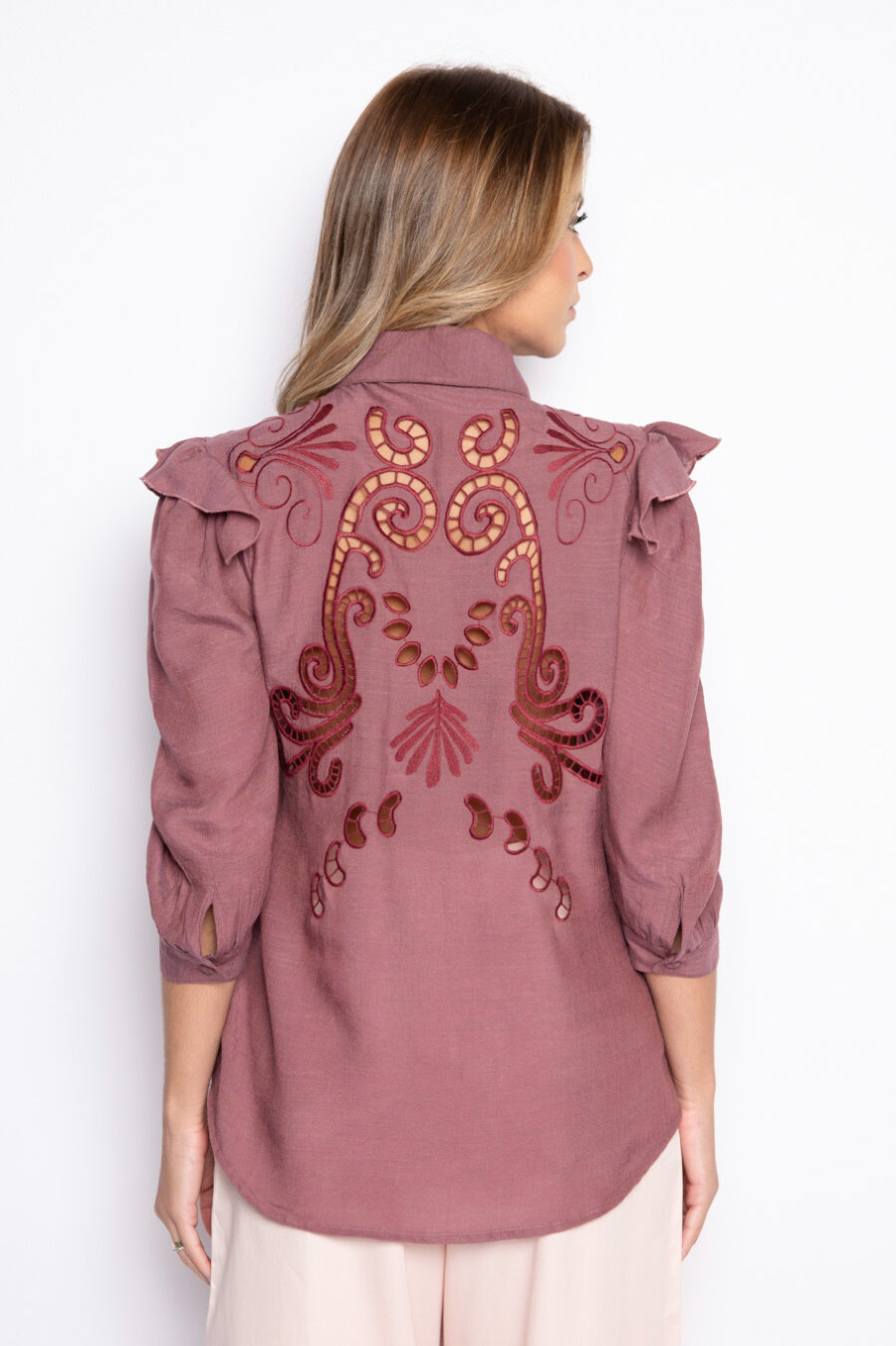Camisa com babados e bordado richelieu - LARISSA - Image 3