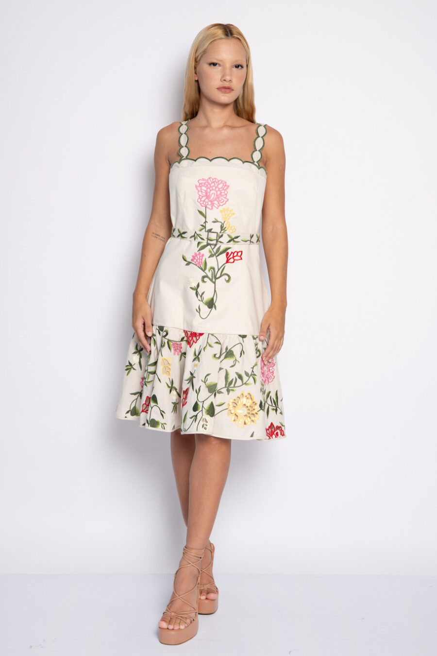 Vestido curto bordado floral - VERONICA