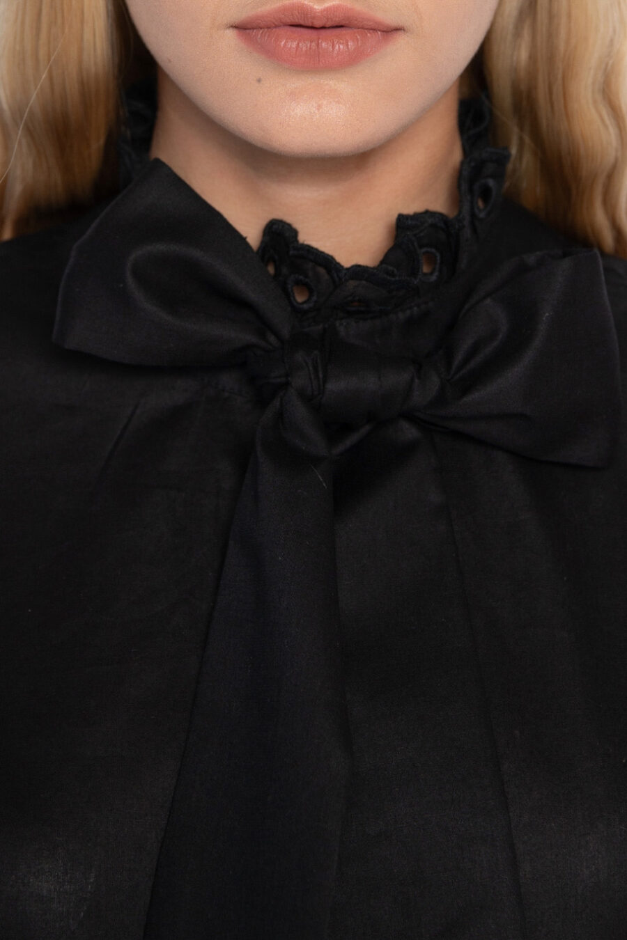 Blusa Preta com Laço Elegante e Manga Bordada - RITA - Imagem 2