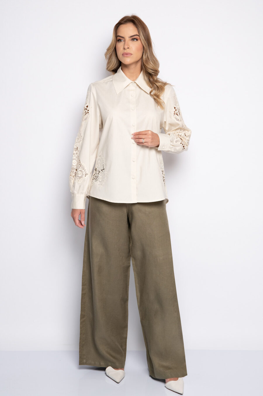Camisa bege com bordado guipir nas mangas - PÂMELA