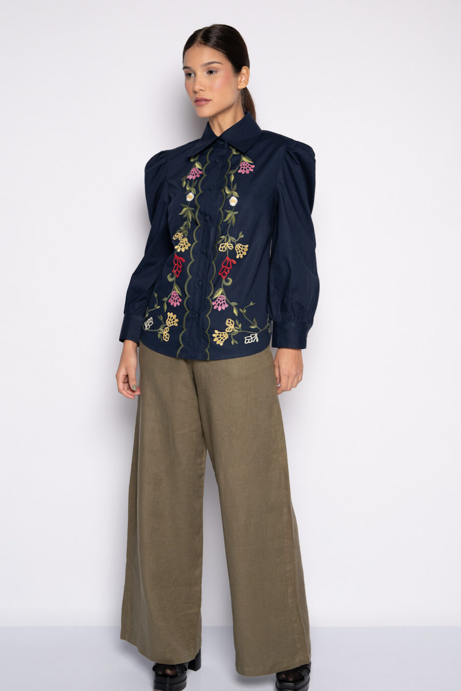 Camisa azul marinho bordado floral  - Zayra