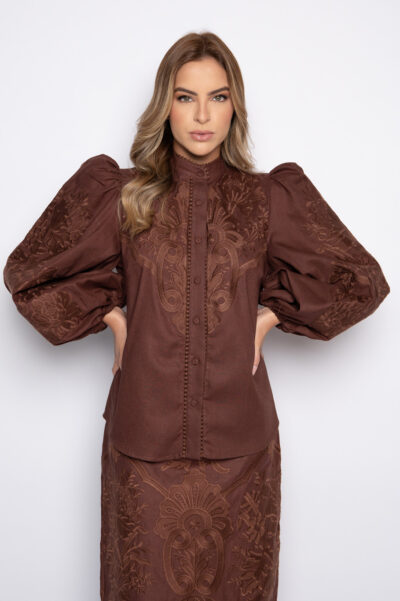 Camisa com bordado artesanal chocolate - Zélia
