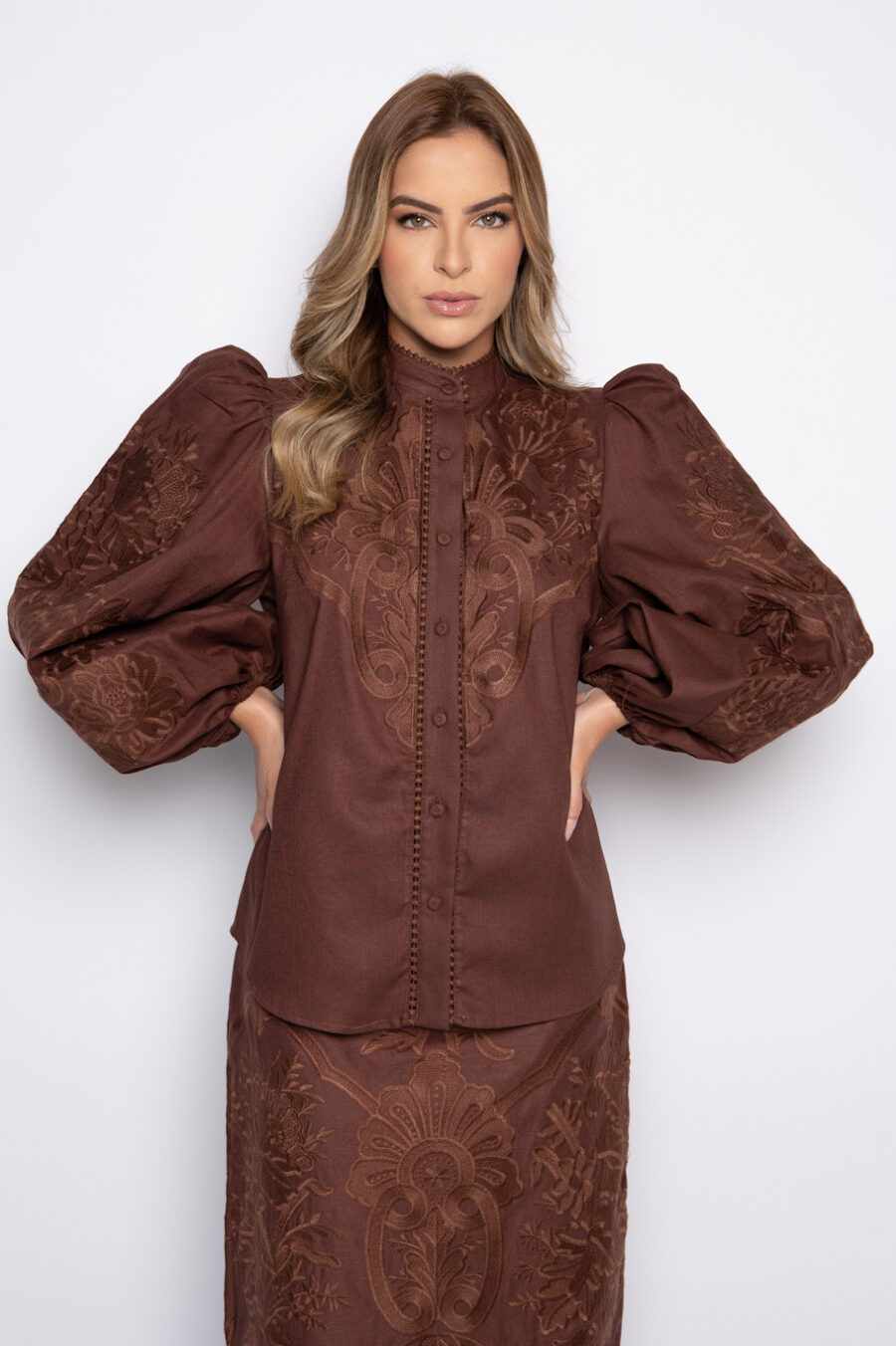 Camisa com bordado artesanal chocolate - Zélia