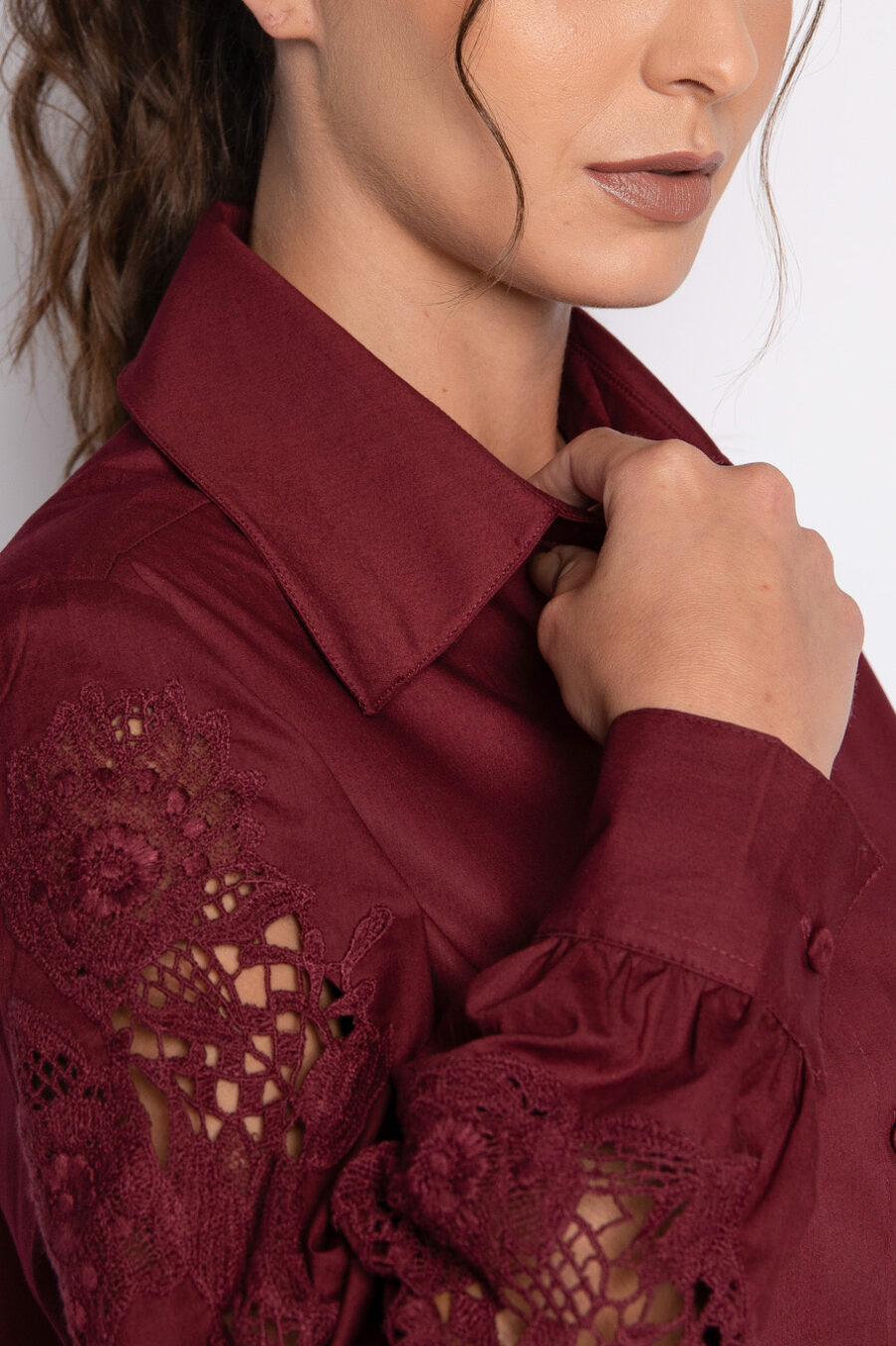 Camisa com bordado guipir nas mangas - PAMELA Cabernet - Imagem 2