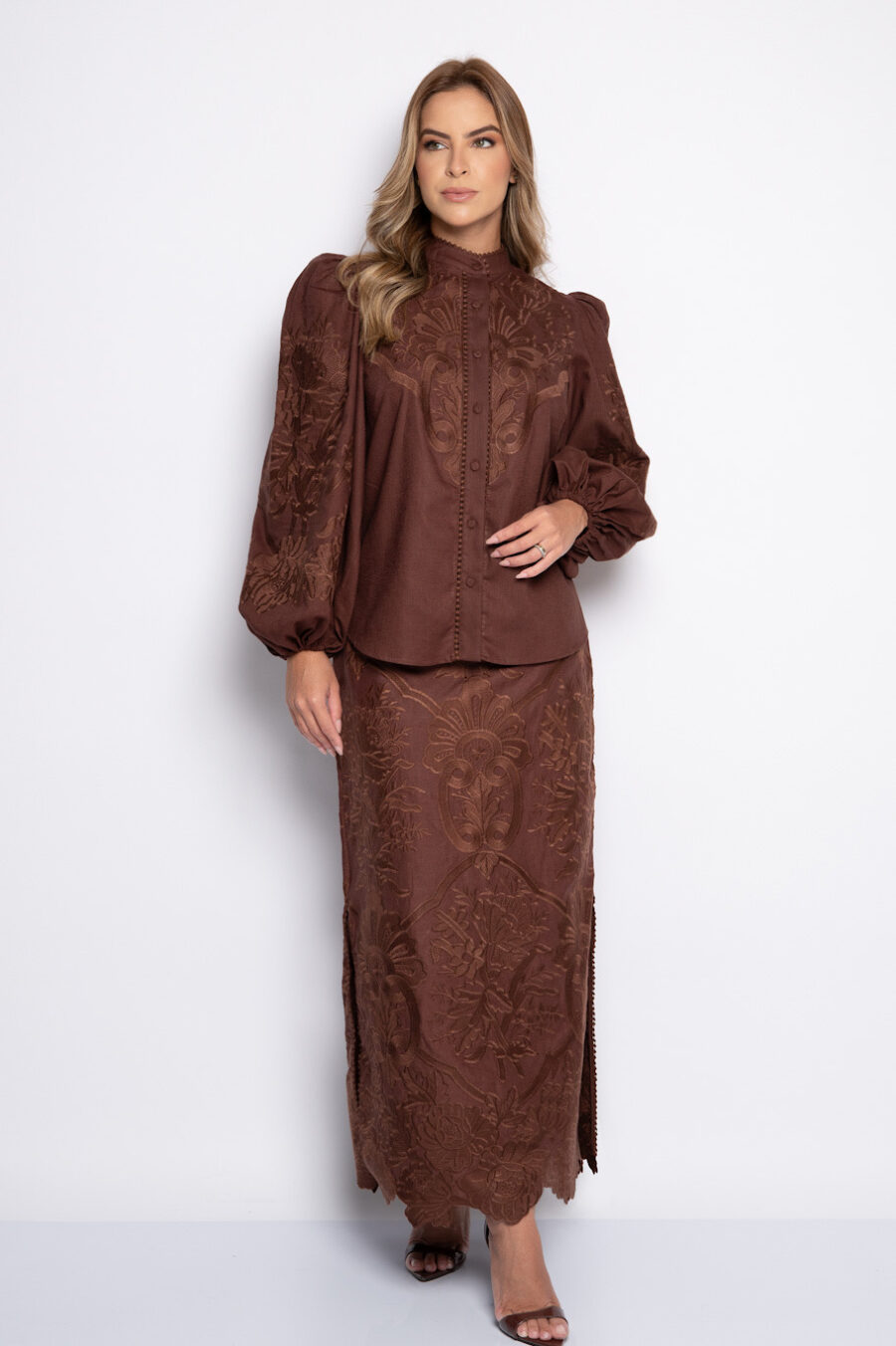 Camisa com bordado artesanal chocolate - Zélia - Imagem 4