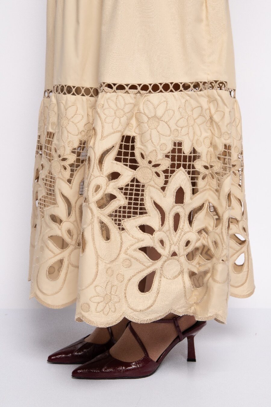 Vestido bege com bordado mangas e barra - CRISTINA - Image 2