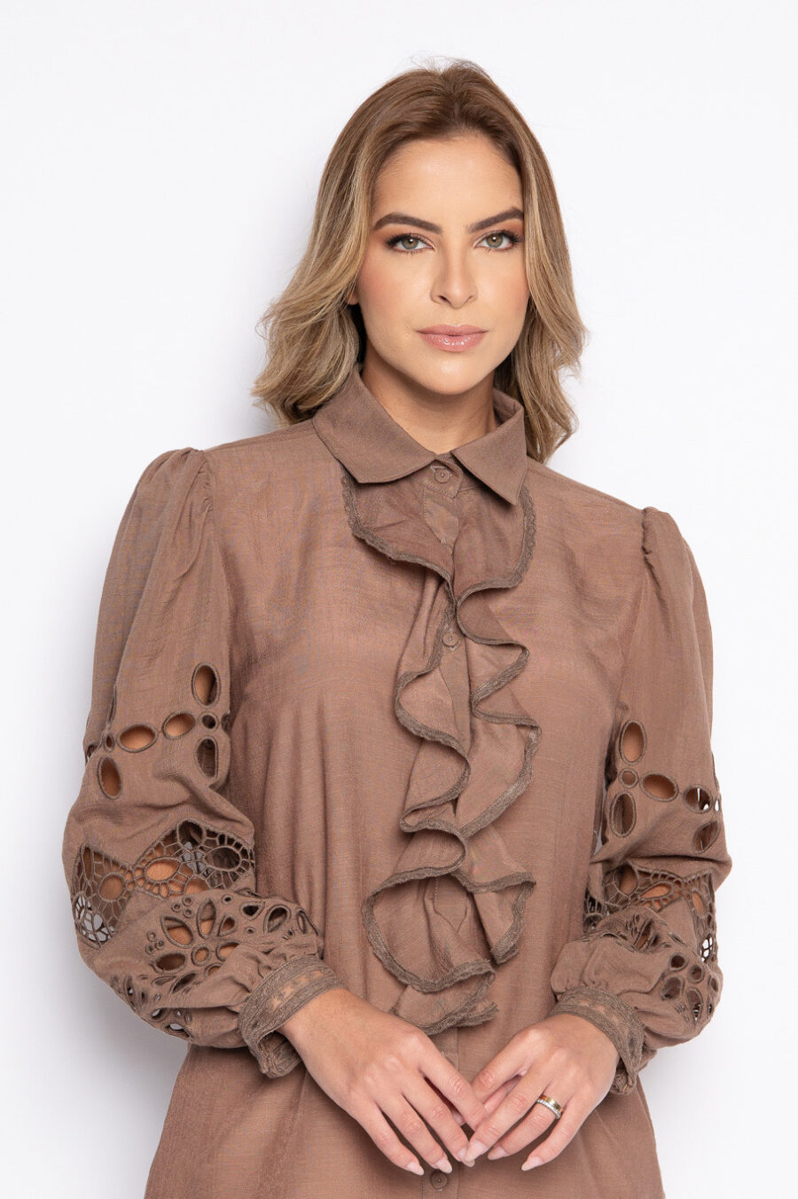 Camisa com babado e bordado richelieu brigadeiro - LÍGIA