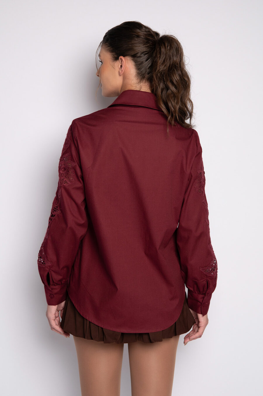 Camisa com bordado guipir nas mangas - PAMELA Cabernet - Imagem 4