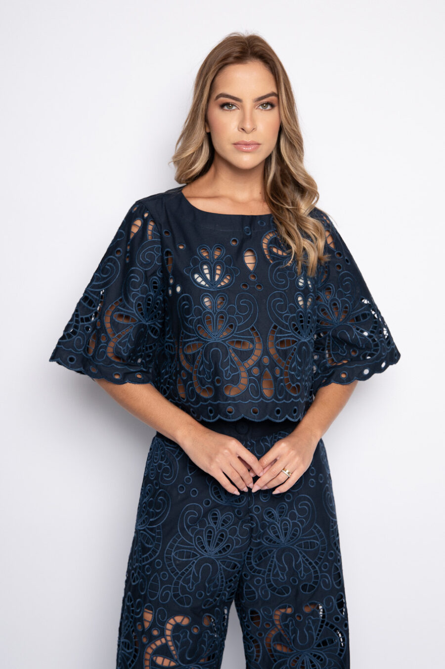 Blusa cropped bordado vazado - Ariane Marinho - Imagem 2
