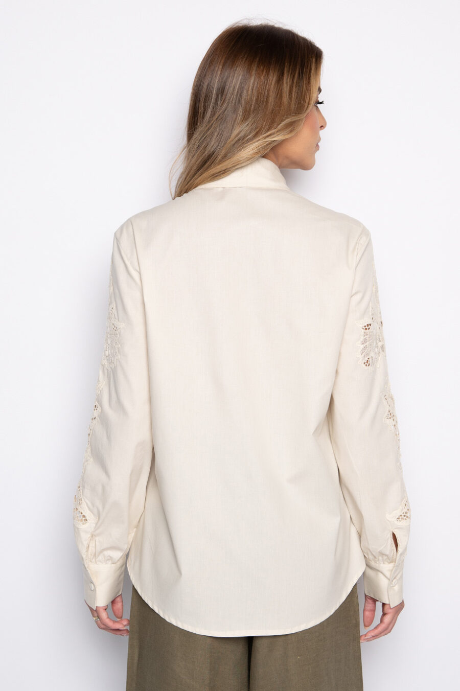 Camisa bege com bordado guipir nas mangas - PÂMELA - Imagem 4