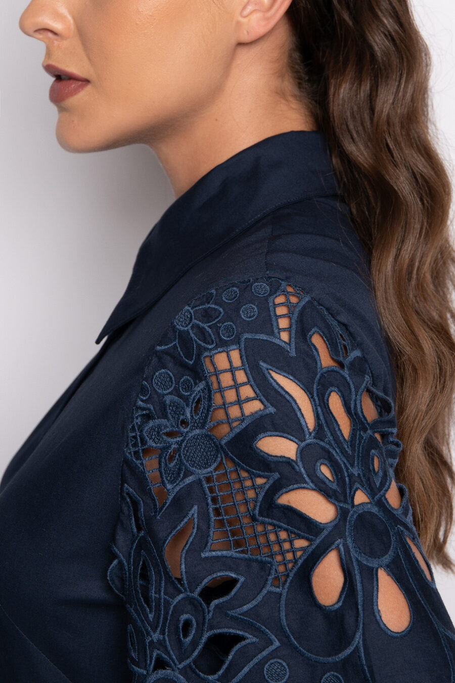 Vestido com bordado richelieu azul - PAOLA - Image 4