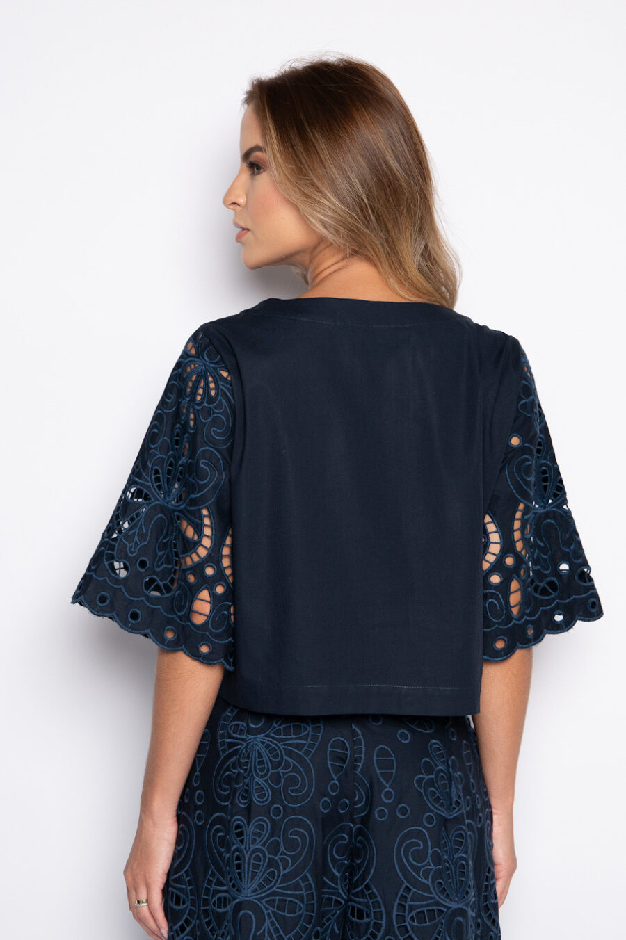 Blusa cropped bordado vazado - Ariane Marinho - Imagem 3