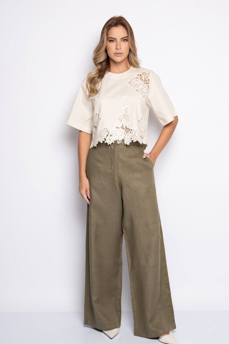 Blusa cropped com bordado guipir - Flávia - Imagem 3