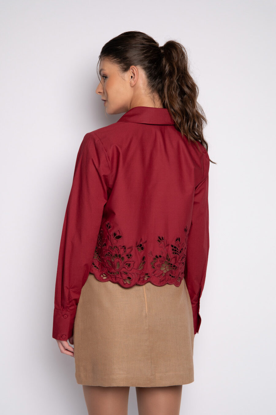 Camisa Cropped em Algodão Bordada-  KATARINA Cabernet - Imagem 3