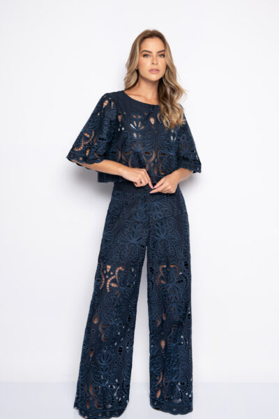 Calça com bordado vazado azul marinho - MIRELA