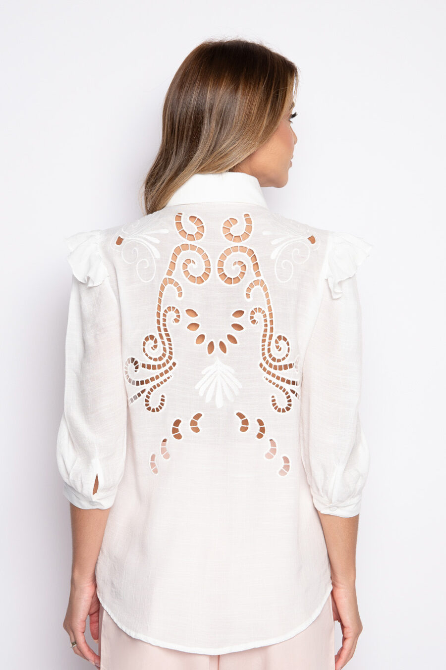 Camisa com babados e bordado richelieu - LARISSA - Image 3
