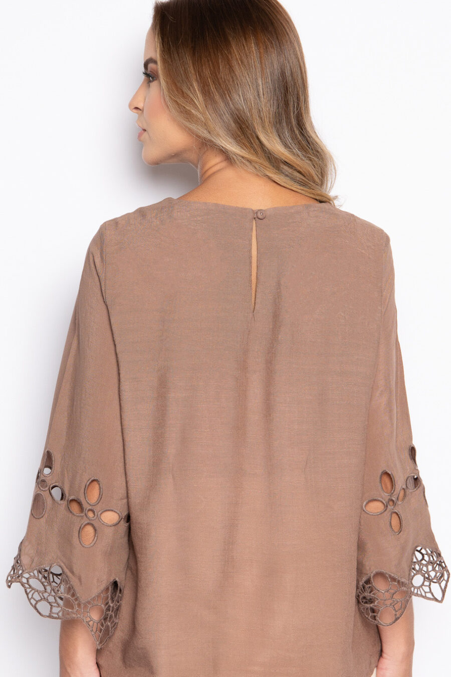 Blusa com bordado richelieu e nervuras - Adria - Imagem 4