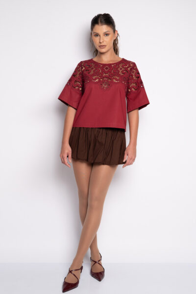 Blusa bordada manga curta em algodão cabernet - Amália