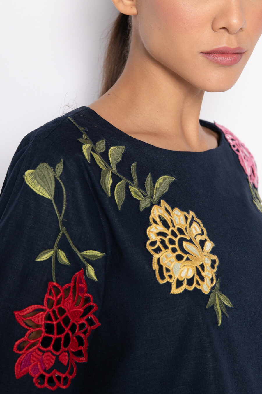 Blusa cropped azul marinho com bordado Richelieu floral - AUREA - Image 2