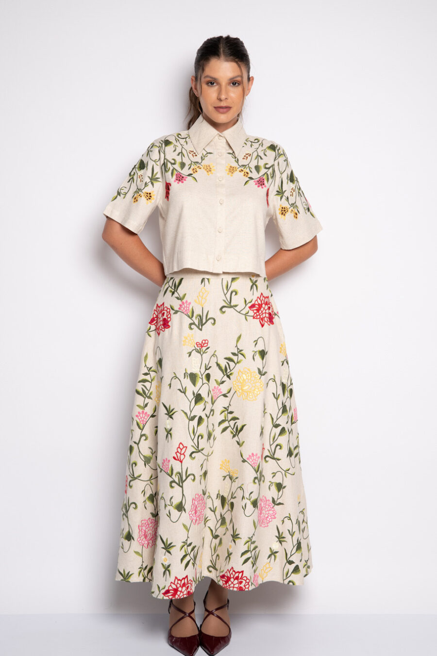 Camisa cropped com bordado floral - Franciele