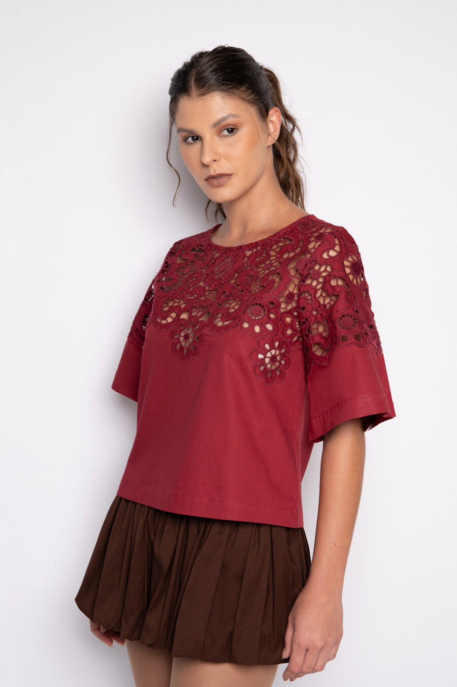 Blusa bordada manga curta em algodão cabernet - Amália - Imagem 3