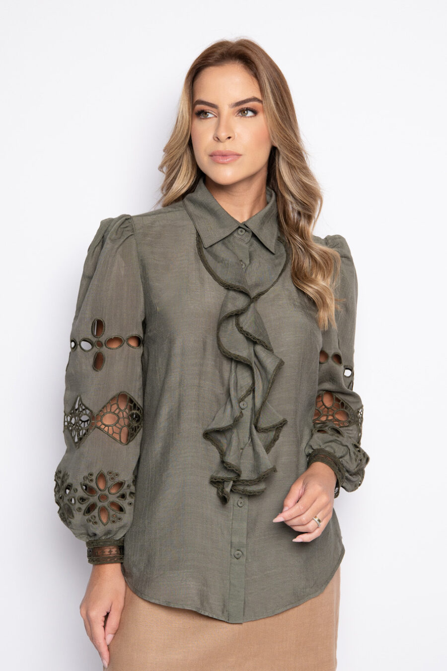 Camisa com babado e bordado richelieu verde orgânico - LÍGIA - Imagem 2