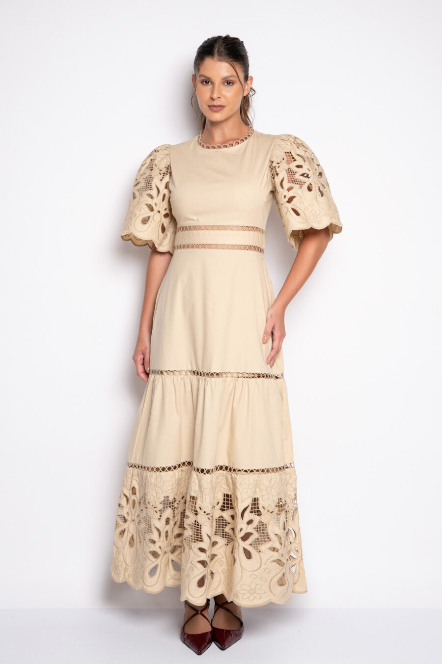 Vestido bege com bordado mangas e barra - CRISTINA