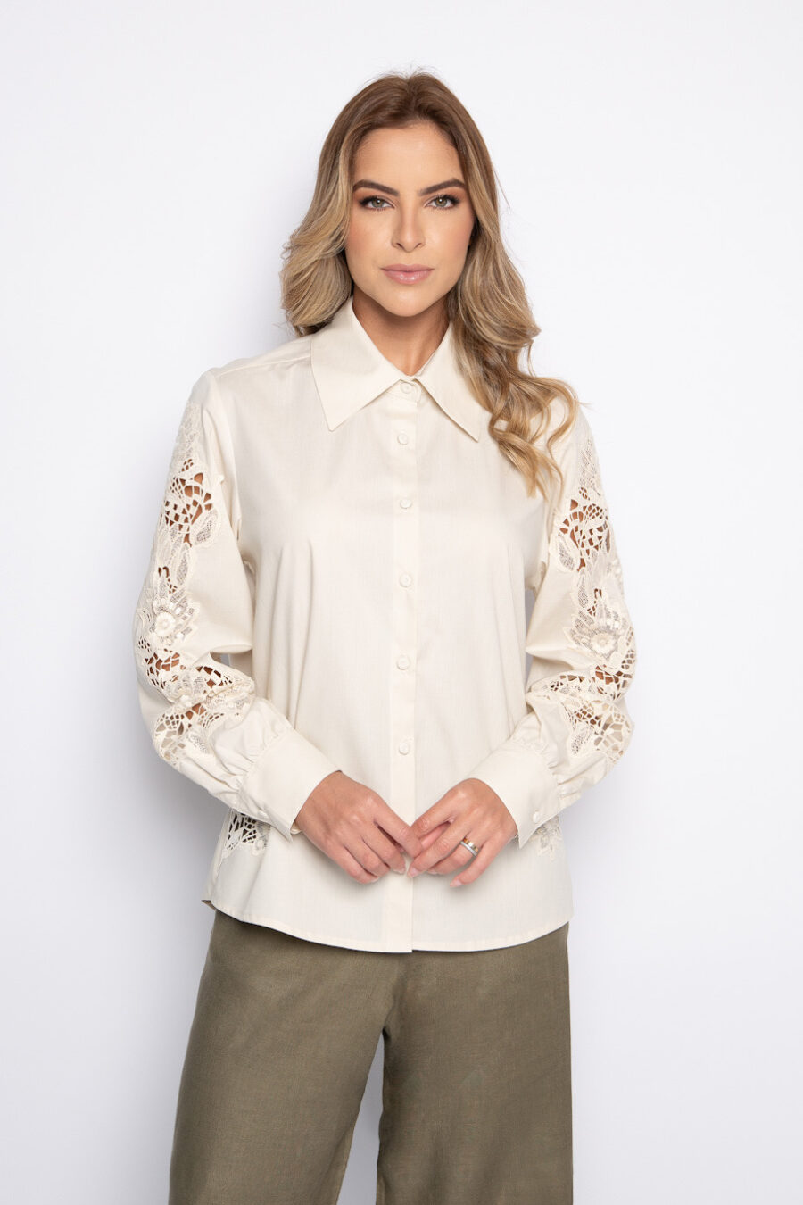 Camisa bege com bordado guipir nas mangas - PÂMELA - Imagem 2