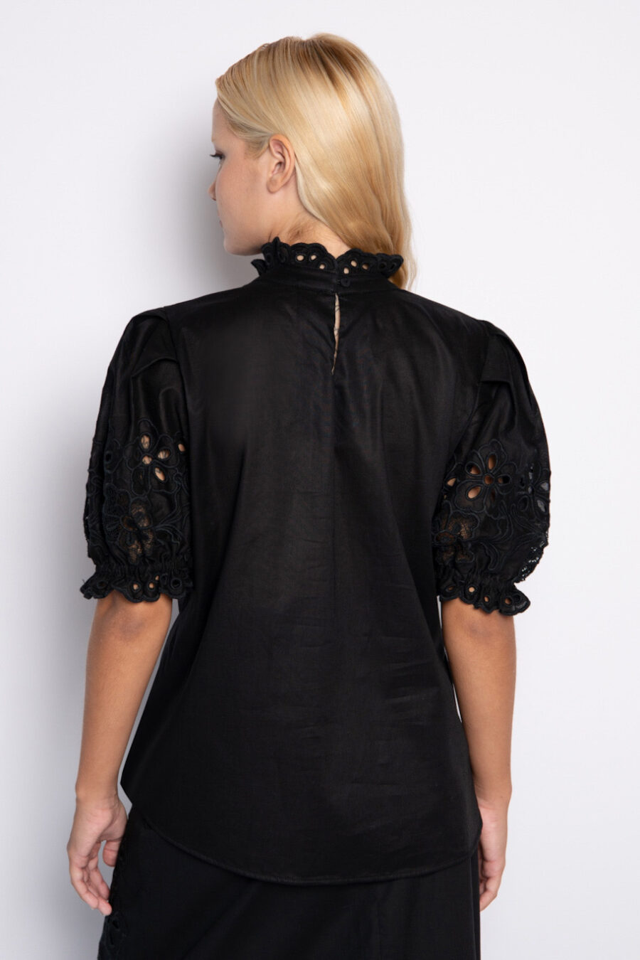 Blusa Preta com Laço Elegante e Manga Bordada - RITA - Imagem 3