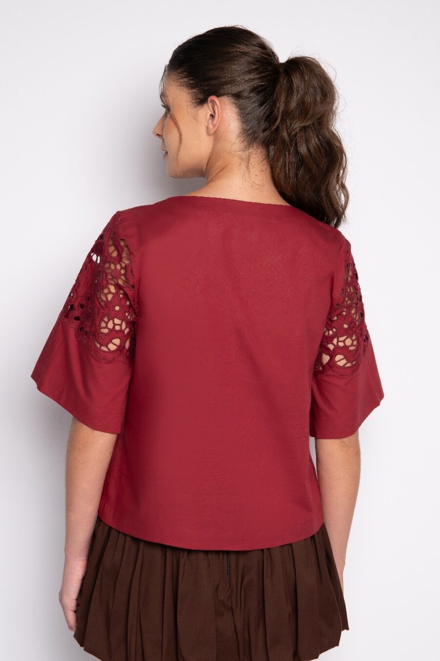 Blusa bordada manga curta em algodão cabernet - Amália - Imagem 4