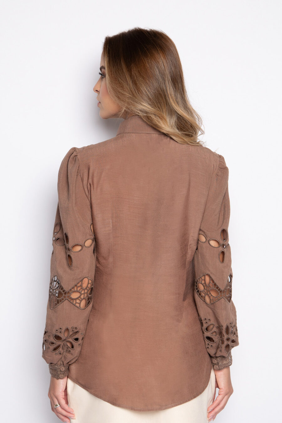 Camisa com babado e bordado richelieu brigadeiro - LÍGIA - Imagem 3