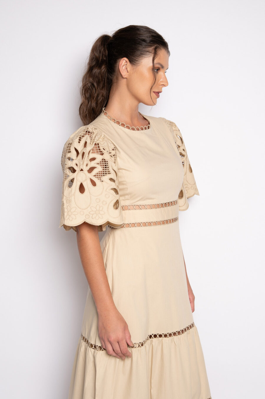 Vestido bege com bordado mangas e barra - CRISTINA - Image 3