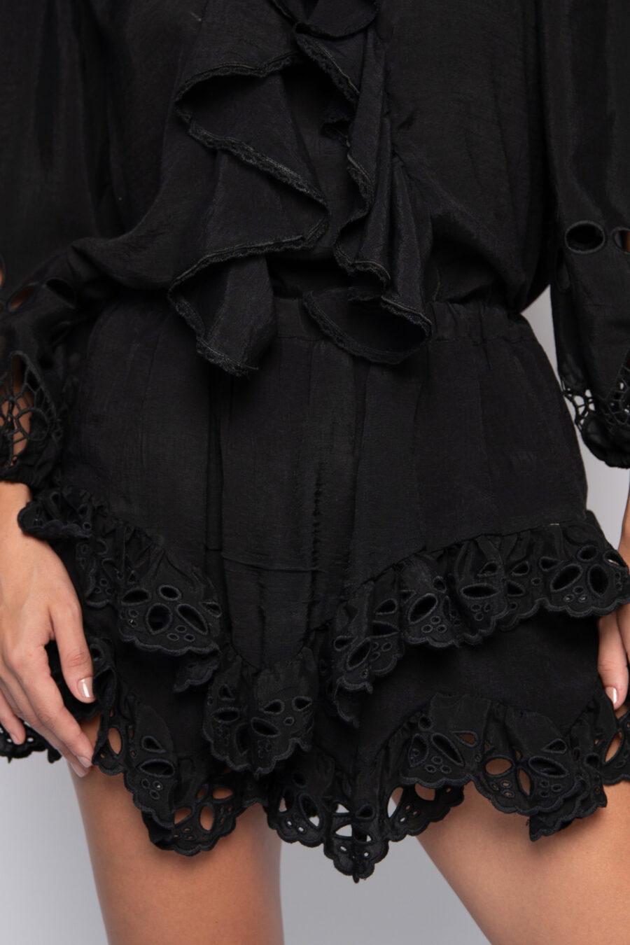 Shorts Preto Curto Bordado com Babados - ADRIANE - Image 2