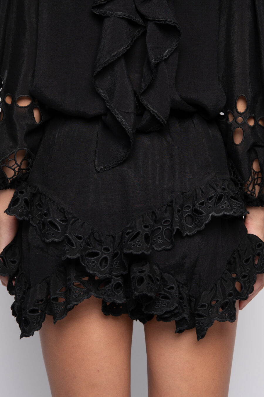 Shorts Preto Curto Bordado com Babados - ADRIANE - Image 3
