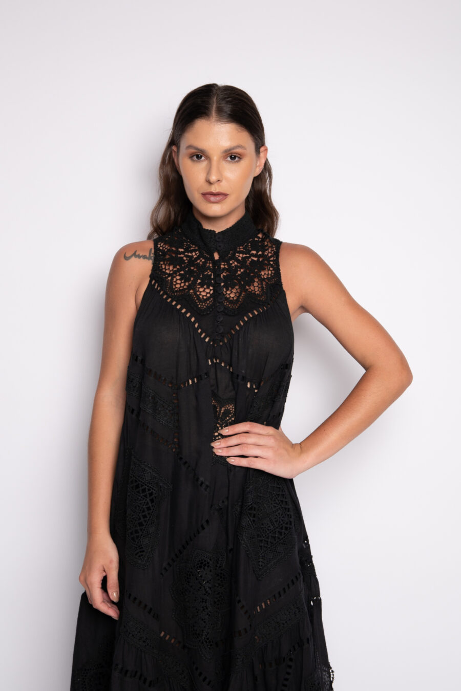 Vestido preto longo bordado em Richelieu - SORAIA - Imagem 3
