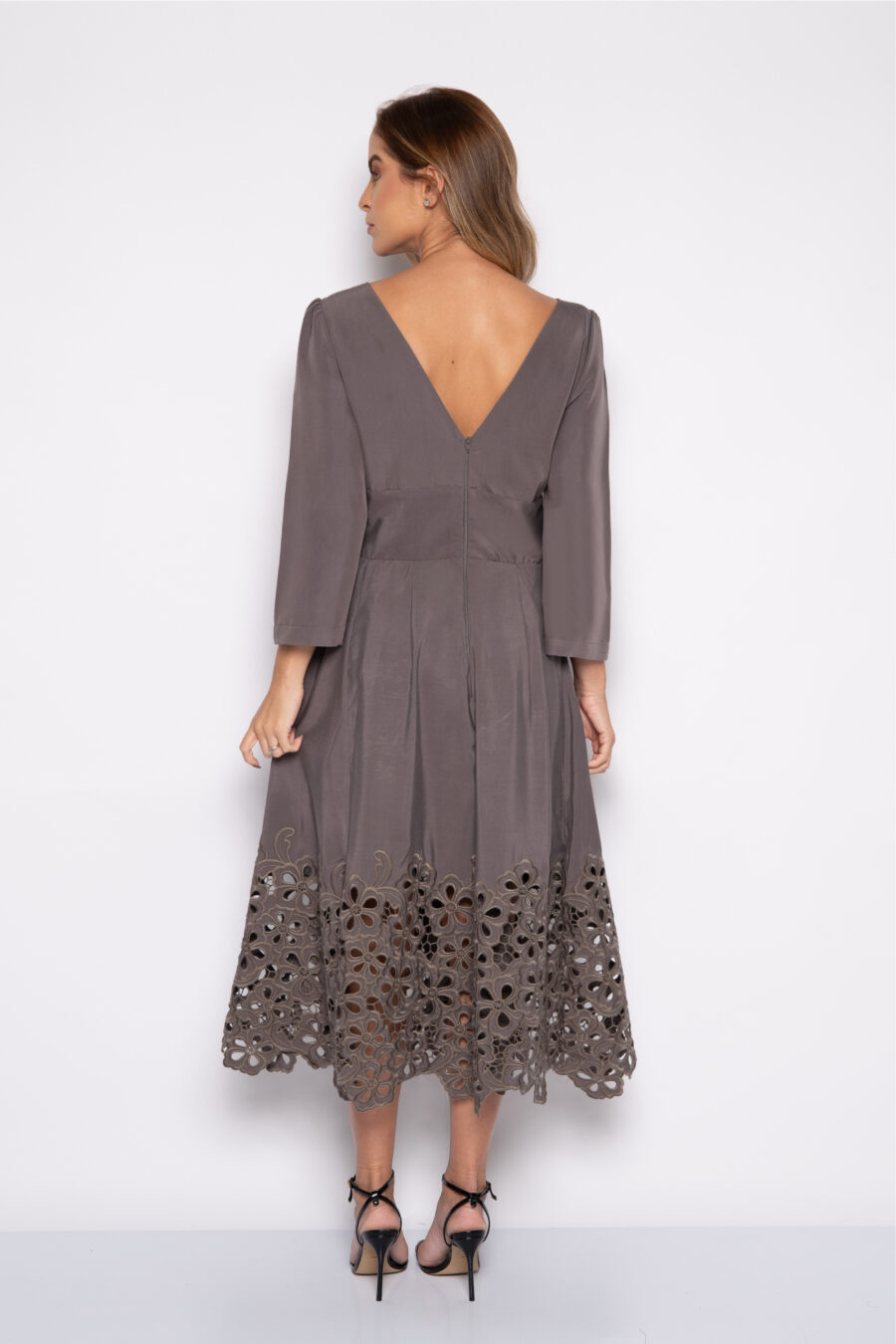 Vestido com decote em V cinza - TAMIRES - Imagem 3