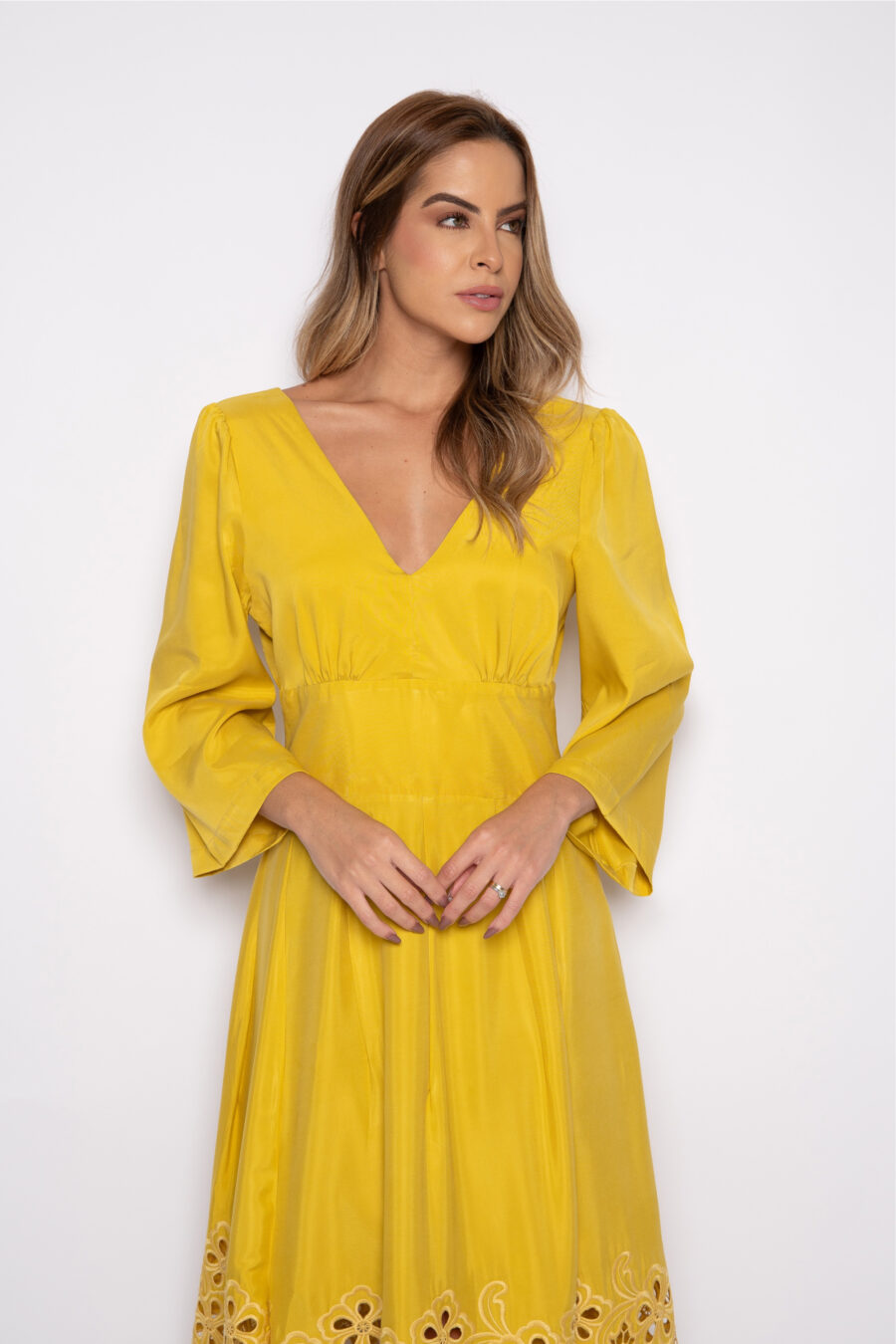Vestido com decote em V amarelo - TAMIRES - Imagem 2