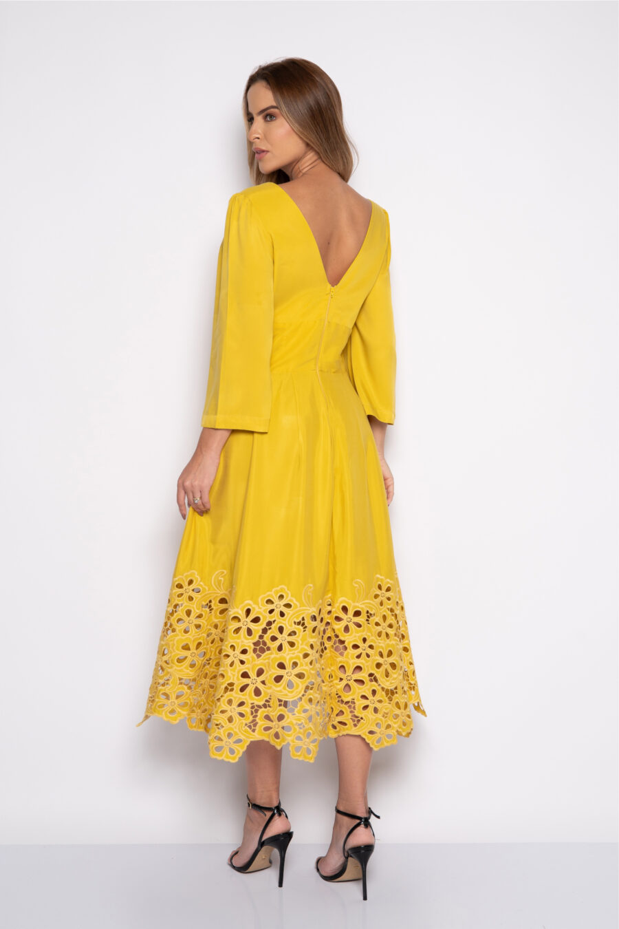 Vestido com decote em V amarelo - TAMIRES - Imagem 3