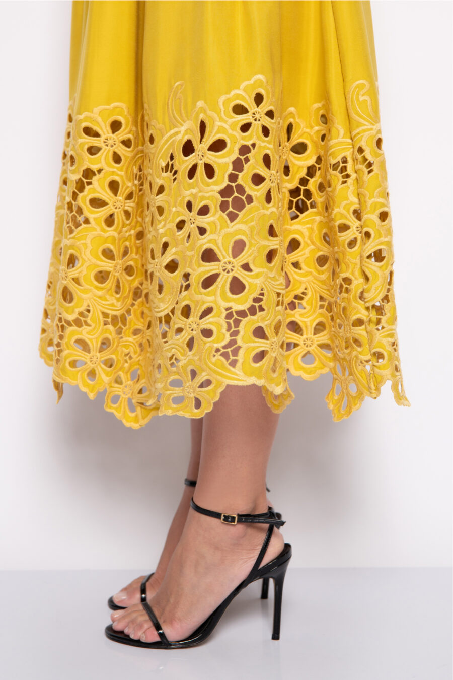 Vestido com decote em V amarelo - TAMIRES - Imagem 4