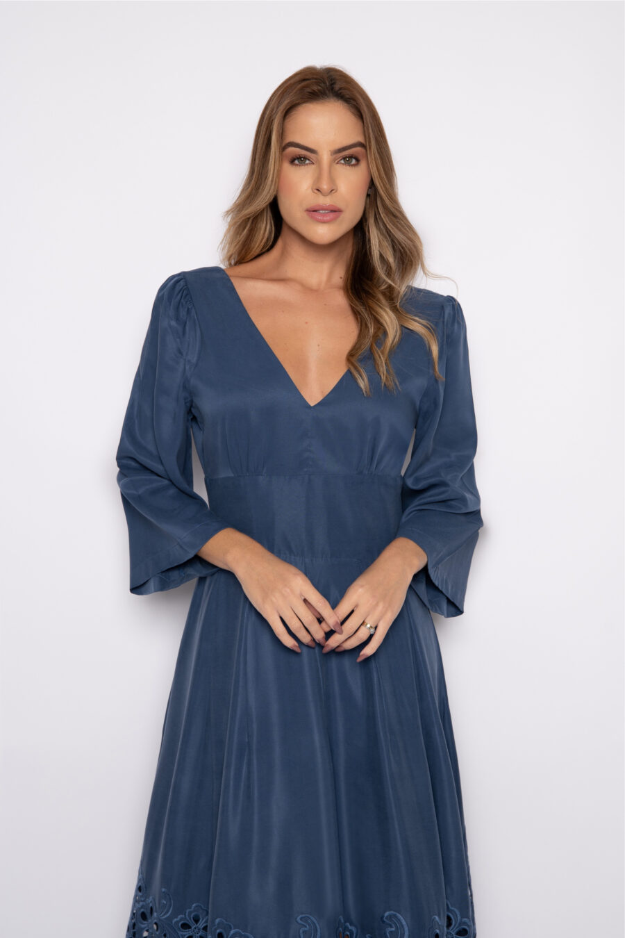 Vestido com decote em V azul marinho - TAMIRES - Imagem 3
