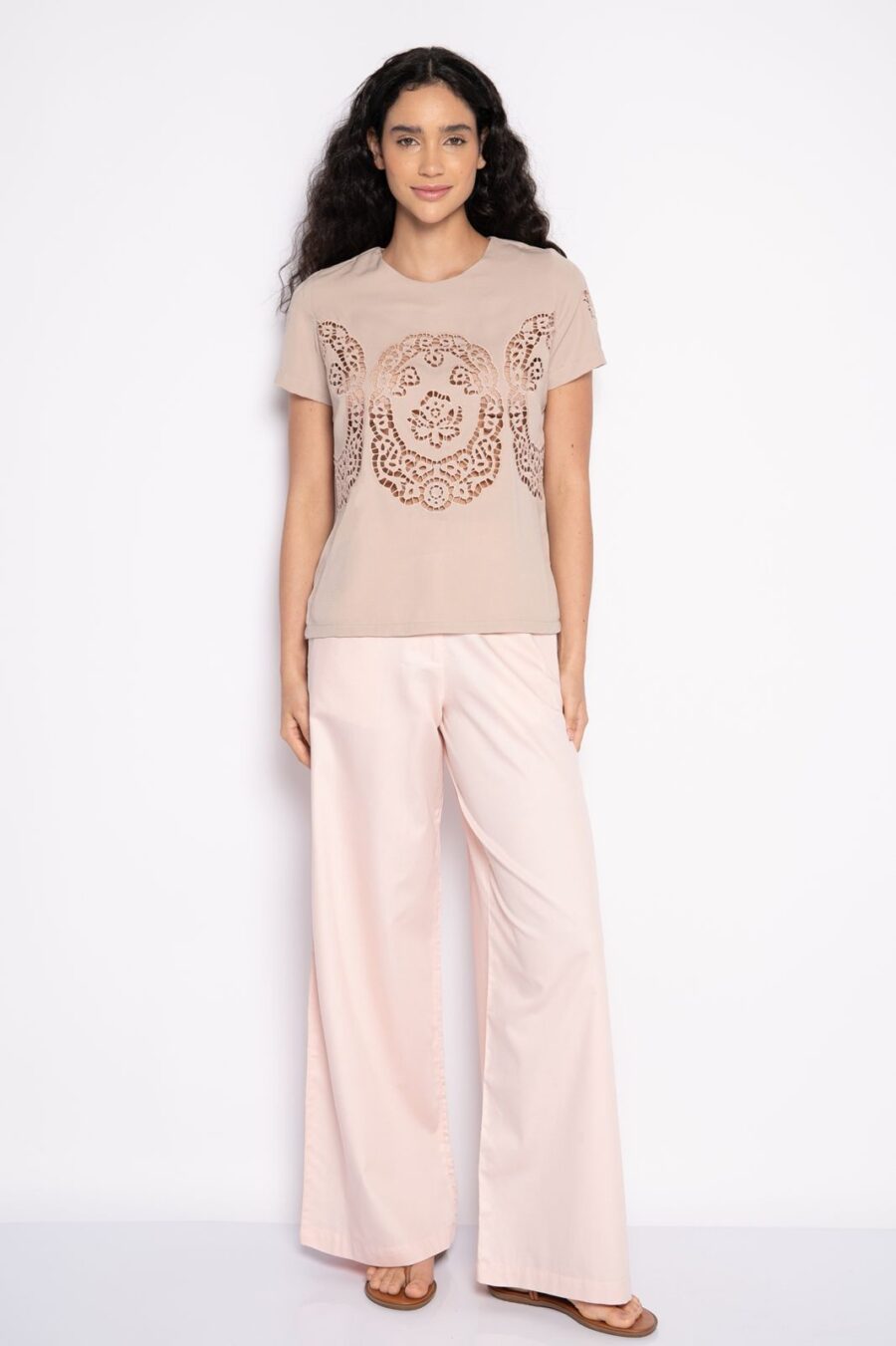 Blusa Bordada em Richelieu Manga Curta Bege - Arlete - Imagem 2