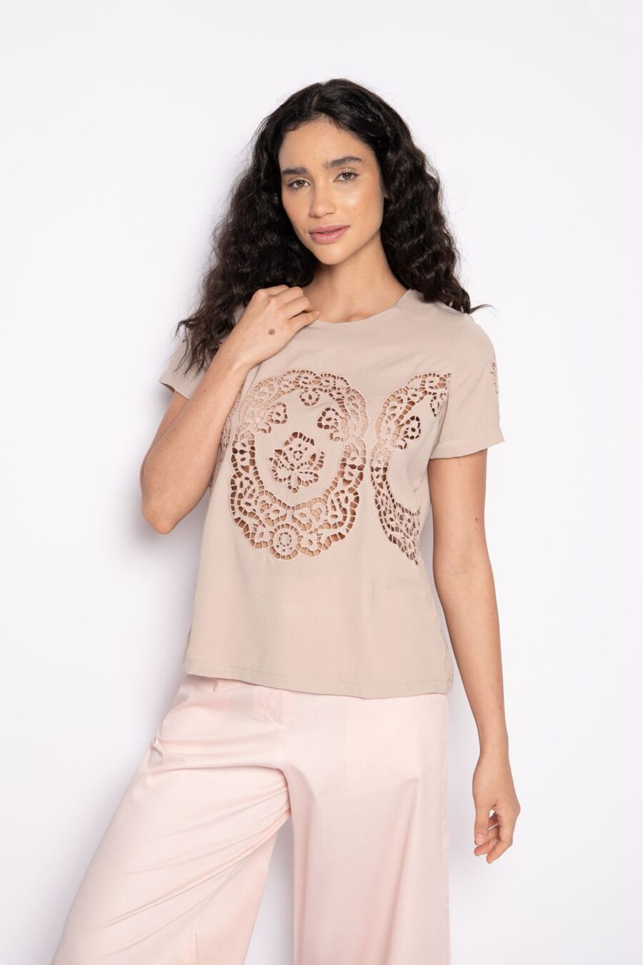 Blusa Bordada em Richelieu Manga Curta Bege - Arlete