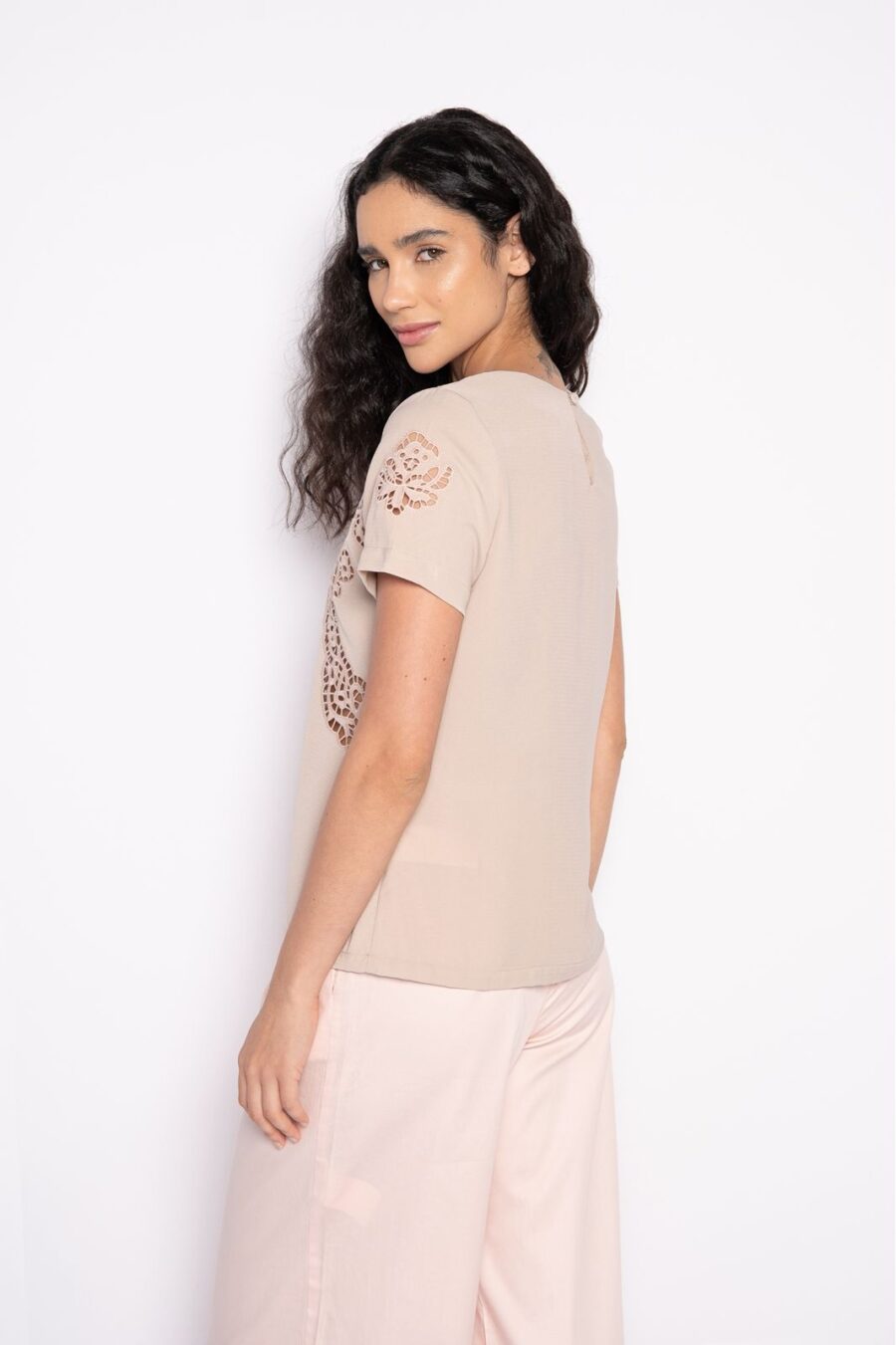 Blusa Bordada em Richelieu Manga Curta Bege - Arlete - Imagem 3