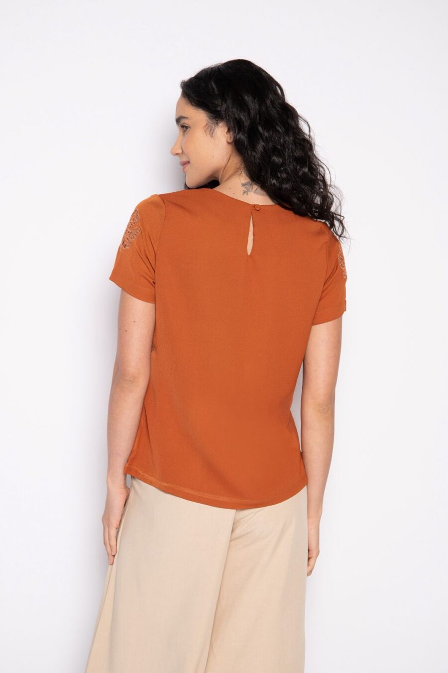 Blusa Bordada em Richelieu Manga Curta Canela - Arlete - Imagem 3